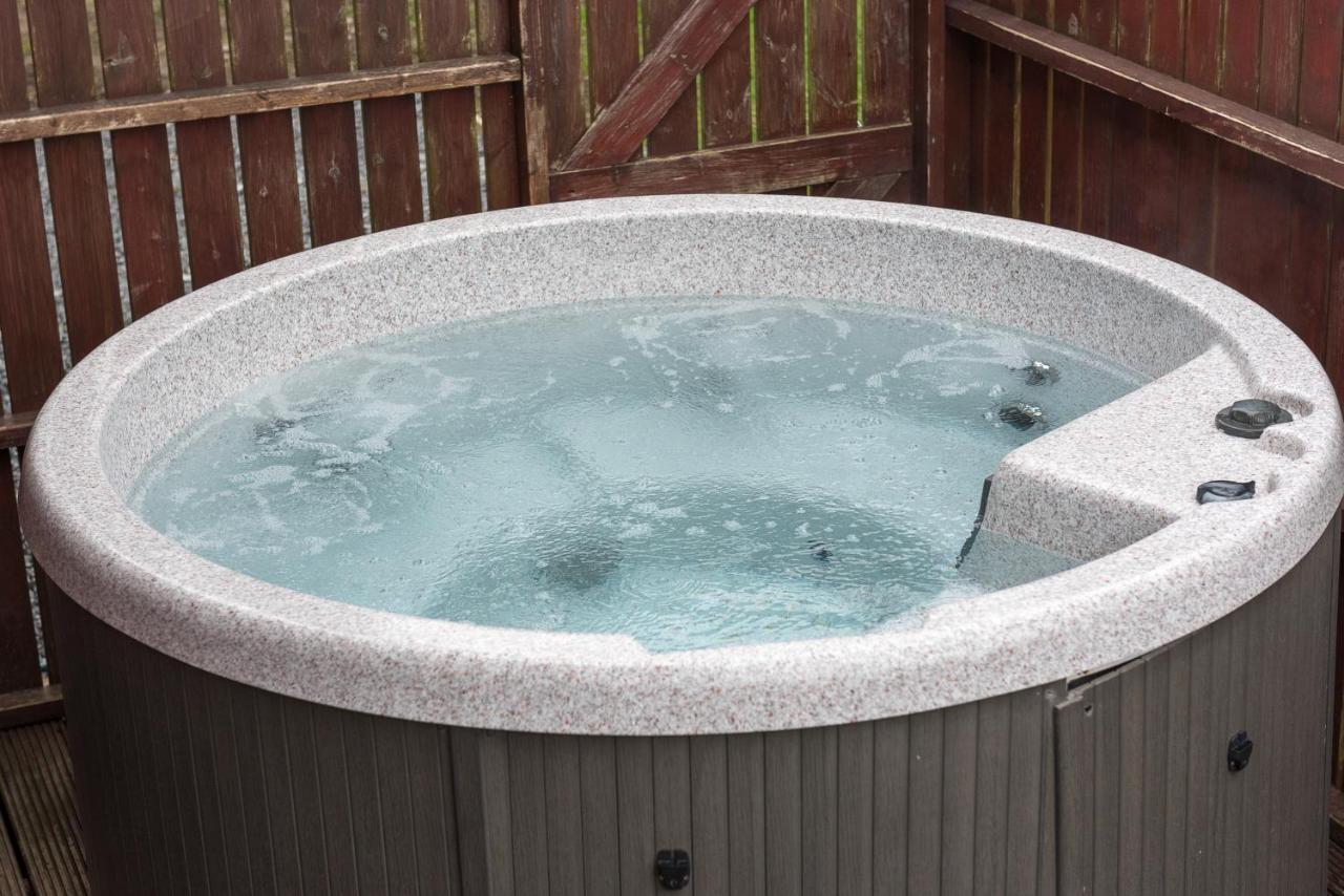 Conifer Lodge 25 With Hot Tub Newton Stewart Minnigaff Exteriör bild